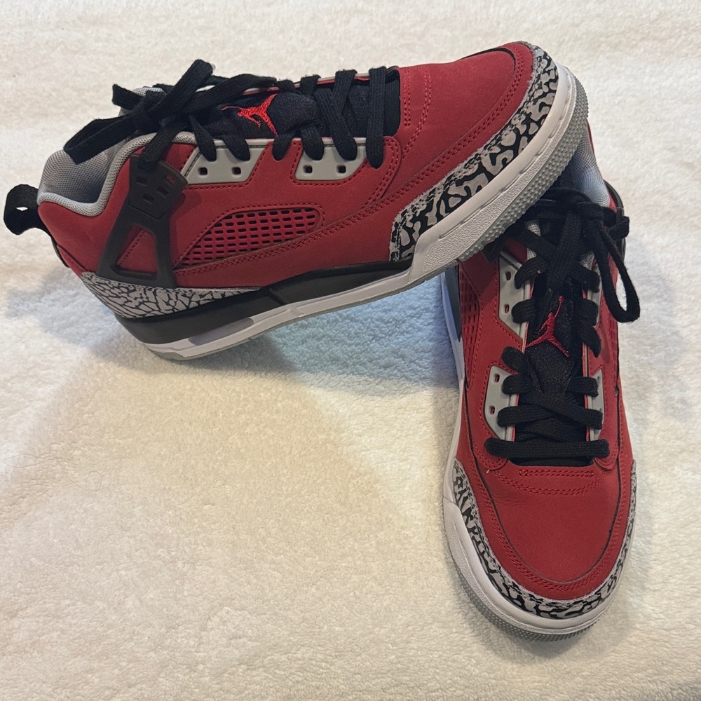 Jordan boys size 7 Red and Black Sneakers with Patterned Trim‎